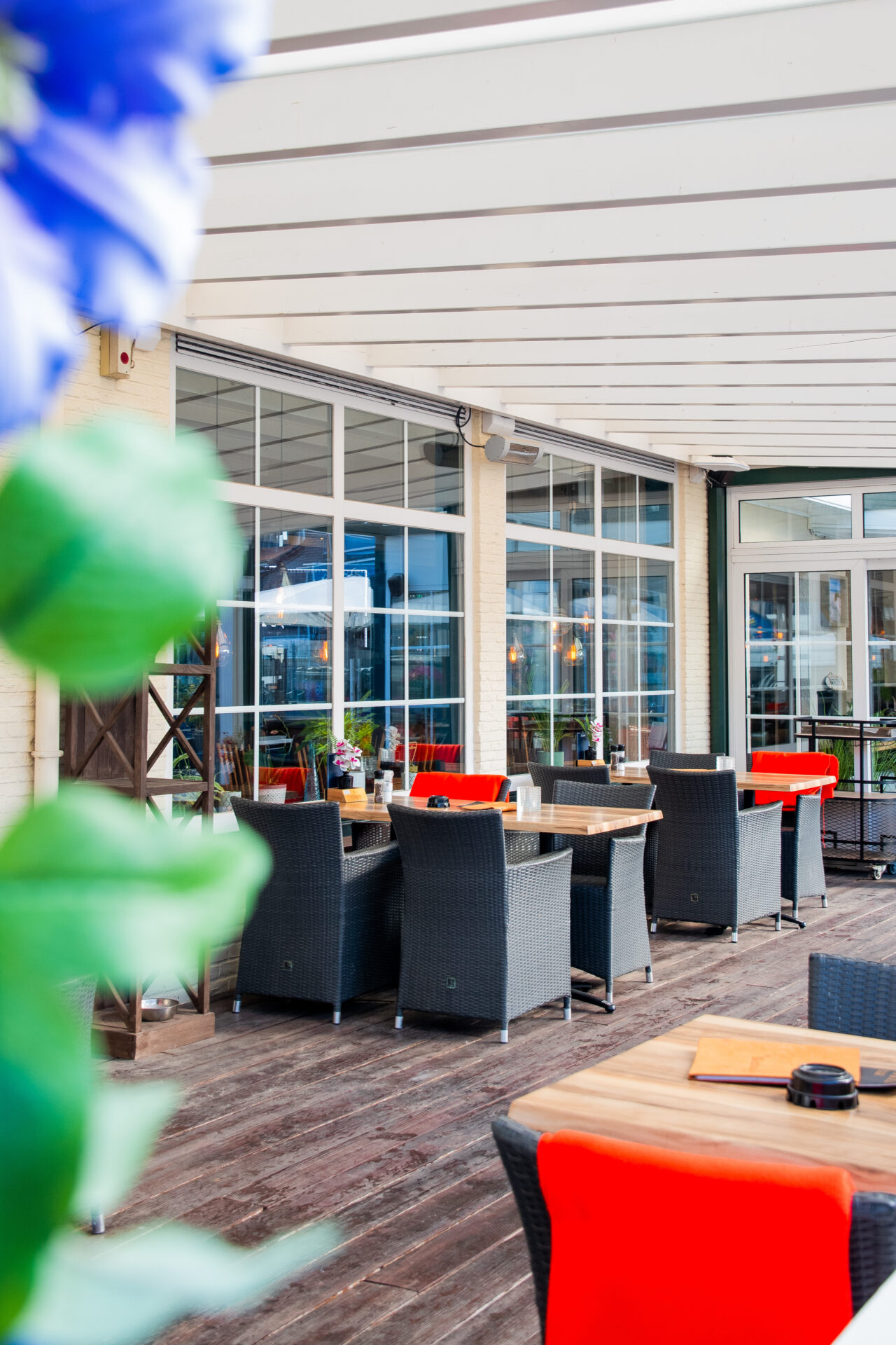 Terras van DITA in Cadzand met tafels, stoelen en parasols